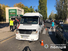 Полиция разыскивает свидетелей двух дорожно-транспортных происшествий, когда маршрутные микроавтобусы совершили наезд на пешеходов.