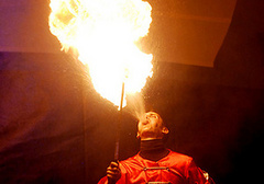 В Смоленске мужчина сжег свою жену, показывая ей цирковой трюк с горючей жидкостью и огнм.