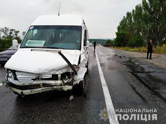 В Васильевском районе Запорожской области 8 июля столкнулись легковой автомобиль с маршрутным микроавтобусом. В результате аварии пострадали 12 человек, после оказания медицинской помощи их всех отпустили домой.