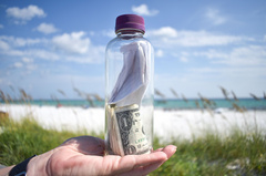 Полицейская из Флориды нашла на пляже бутылку с письмом, деньгами и прахом.
