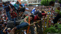 В пятницу, 19 октября, тысячи мигрантов из Гондураса пытались прорвать кордон между Гватемалой и Мексикой на пути в США.