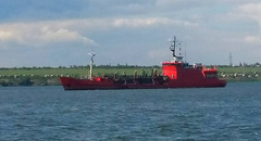 В Корабельном районе Николаева, в районе гавани местного яхт-клуба судно «Северодвинск» продолжает выброс грунта после дноуглубительных работ.