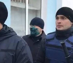 В пятницу, 1 февраля, в Бердянске активисты облили зеленкой кандидата в Президенты Александра Вилкула.