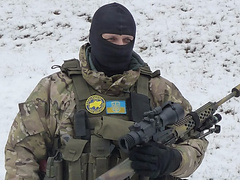 Когда начался Майдан, он присоединился к его защитникам, но сразу после аннексии Крыма вернулся в «Альфу»