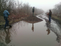 В Николаевской области Казанковская громада засыпала щебнем ямы на сельских дорогах.