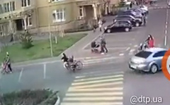 Под Киевом школьник на велосипеде на пешеходном переходе сбил женщину и коляску с ребенком.