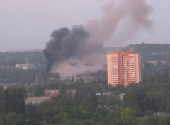 На территории военной части в городе Артемовске Донецкой области в среду произошел взрыв, в результате которого пострадали четверо военнослужащих.