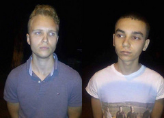 В Сумах полицейские задержали парней, которые справляли природную нужду на памятный знак Героям Майдана.