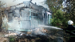 В Очакове в воскресенье, 16 мая, на территории пансионата горел деревянный дом.