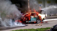 В ночь с понедельника на вторник в Одессе на Котовского подожгли иномарку. Пламя перешло на соседнюю машину и обе они сгорели дотла.