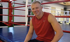 Украинский боксер Дмитрий Кучер нокаутировал в первом раунде экс-чемпиона мира в тяжелом весе Энцо Маккаринелли.