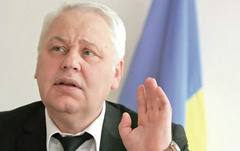 Одним из советников премьер-министра Украины Арсения Яценюка является приближенный к бизнесмену Ринату Ахметова экс-глава НКРЭ Сергей Титенко.