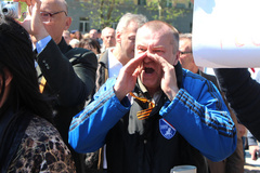 Военнослужащий 79-й аэромобильной бригады Александр Терещенко осудил николаевцев, которые пришли на площадь Ленина отпраздновать День победы с георгиевскими лентами