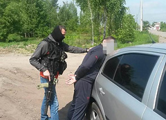 Сотрудники Службы безопасности Украины задержали в Житомирской области местного жителя, который пытался организовать незаконную продажу оружия и боеприпасов из зоны проведения антитеррористической операции.