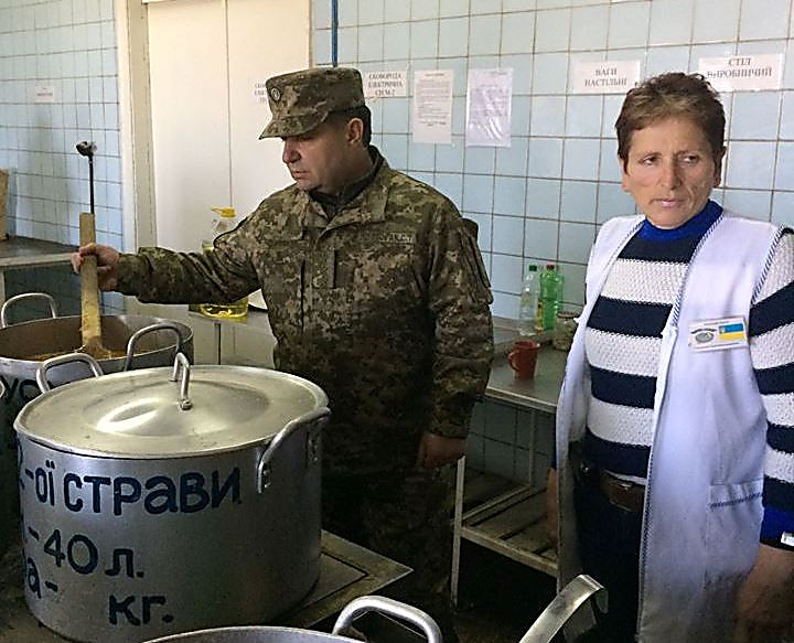 Пришел студент в столовую а все столики