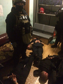 В ночь с 4 на 5 сентября на Центральном железнодорожном вокзале в Киеве задержали пятерых сотрудников патрульной полиции, которые на протяжении длительного времени совершали нападения на путешествующих граждан и грабили их.