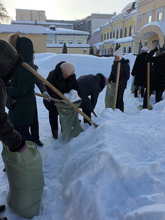 В российском Саратове учителей в 20-градусный мороз выгнали собирать снег в мешки.