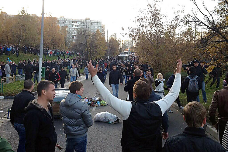 Бирюлево горит. Бунт Бирюлево Западное. Беспорядки в Бирюлево 2013. Погром в Бирюлево октябрь 2013.