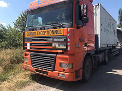 В Николаевской области на трассе Н-24 задержали грузовик, который перевозил в контейнерах некое вещество, протекающее из баков, при этом нарушая правила перевозки грузов.