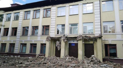 В школе Каменского, Днепропетровской области, обвалилась крыша. Бетонный карниз упал на фасад, разгромив порог и навес.