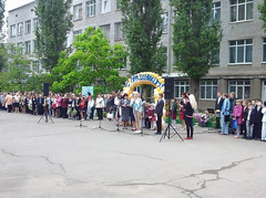 Дождь, который сегодня, периодически, пускался в Николаеве не испортил праздник последнего звонка выпускникам.