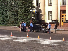 В Харькове под зданием обладминистрции правоохранители остановили и осмотрели машину, в которой, по предварительной информации, могла быть взрывчатка