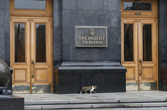 У Офиса президента нет вариантов для переезда в другое помещение с улицы Банковая в Киеве из-за необходимости делать ремонт, устанавливать специальную связь, а также из-за вопроса безопасности.