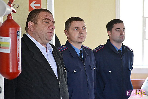 Сергей Торопенко (слева) в центре подготовки милиционеров