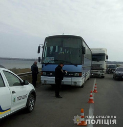 В Николаевской области на участке трасса М-14 «Одесса-Мелитополь-Новоазовск» произошло дорожно-транспортное происшествие с участием автобуса и седельного тягача.