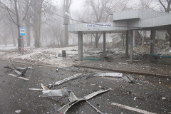 В Донецке снаряд попал в автобусную остановку, один человек погиб, шестеро раненых.