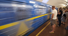 В Киеве в понедельник, 29 апреля, на станции метро «Золотые Ворота» мужчина упал с платформы.