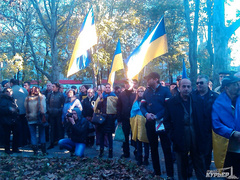 У входа в Одесский окружной административный суд проводят митинг сторонники Саши Боровика с требованием пересчета избирательных голосов и проведении второго тура выборов мэра.