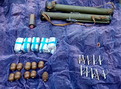 Сотрудники Службы безопасности Украины, привлеченные к операции Объединенных сил, совместно с полицией обнаружили в Донецкой области тайник с военными средствами поражения.