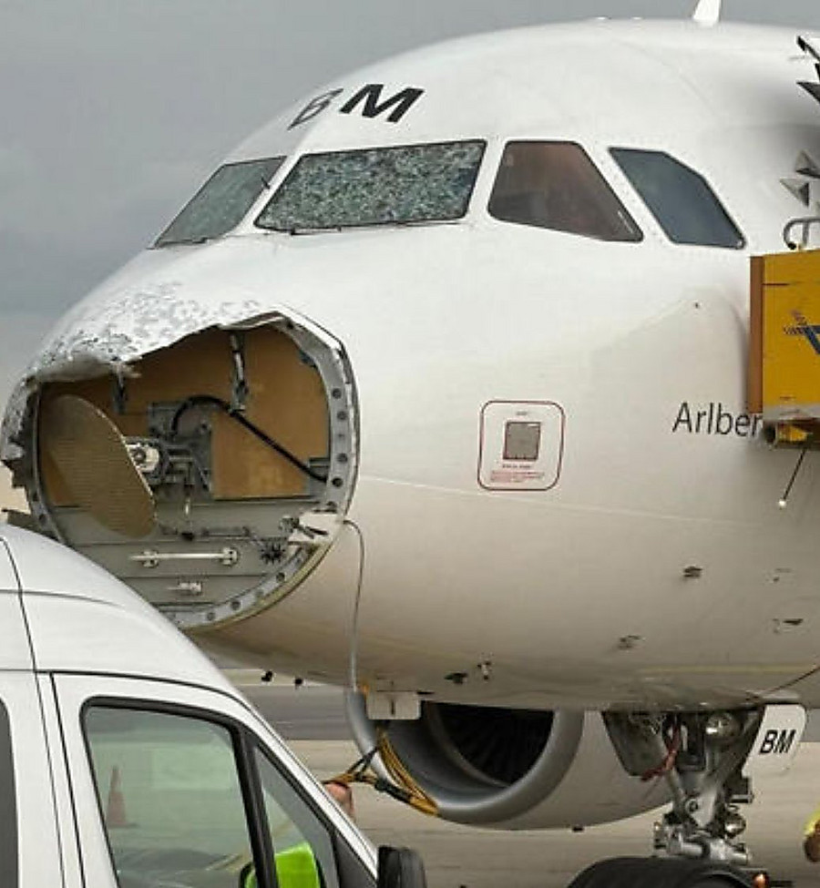 На подлете к Вене сильный град отбил нос самолета Austrian Airlines