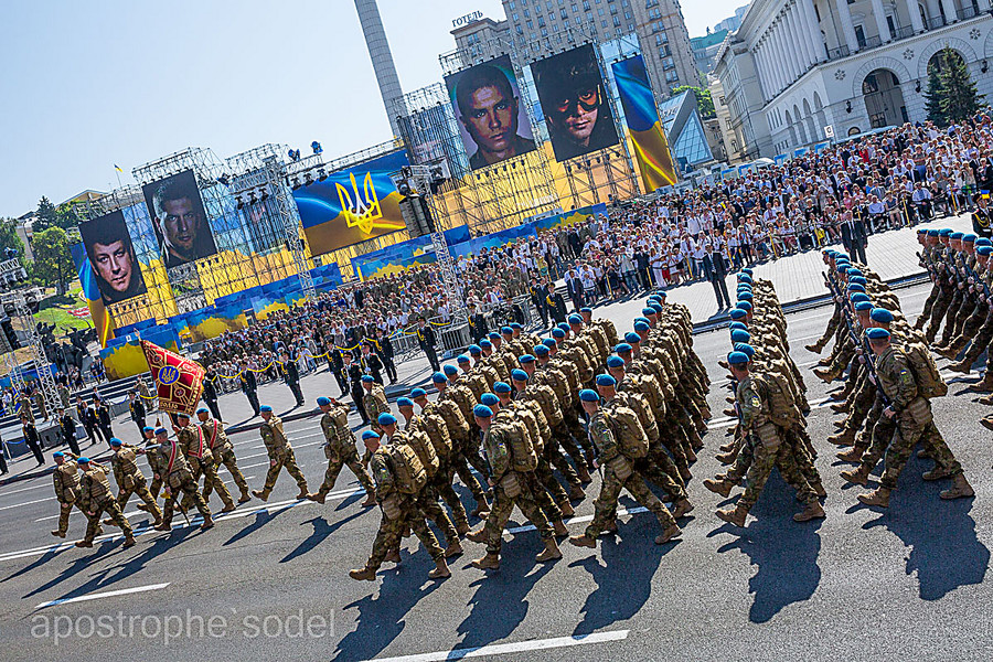 В Киеве по случаю 25-й годовщины Независимости Украины прошел военный парад