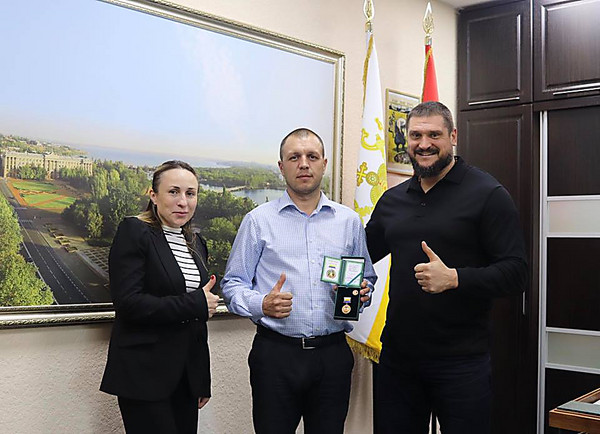 Савченко наградил полицейского, который на сессии закрыл собой людей от Ентина с пистолетом и заявил, что депутата надо лишить разрешения на оружие - Copyright https://news.pn