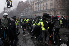 Русские тролли помогли в разжигании протестов «желтых жилетов» - самой масштабной демонстрации во Франции за последние годы.