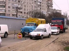 Николаевские водители 18 марта проигнорировали заблокированный проезд по улице 6-я Слободская, где проводят ремонт теплотрассы, и стали двигаться по трамвайным путям.