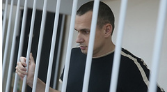 Украинский режиссер Олег Сенцов, которого похитили и вывезли из Крыма российские правоохранители, написал письмо-обращение к соотечественникам.