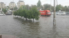 В Запорожье сильный дождь затопил многие улицы города, превратив их в речные каналы. Машины буквально плавали в потоке воды, который накрывал «легковушки» до самого капота.