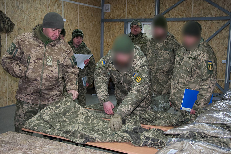 В ВСУ показали, как выглядит новый маскировочный костюм снайпера
