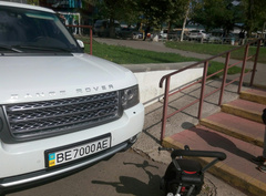 В Николаеве 3 октября в районе супермаркета «Велмарт» водитель автомобиля «Range Rover» перекрыл дорогу к пандусу.