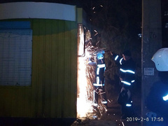8 февраля пожарные государственных пожарно-спасательных частей ГУ ГСЧС в Николаевской области ликвидировали пять пожаров, возникших на территории области и в Николаеве. Горели гараж, киоск, квартира и комната в частном жилом доме, в некоторых случаях от огня пострадали люди.