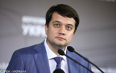 Глава президентской партии «Слуга народа» Дмитрий Разумков заявил, что войну на Донбассе не удастся завершить быстро.