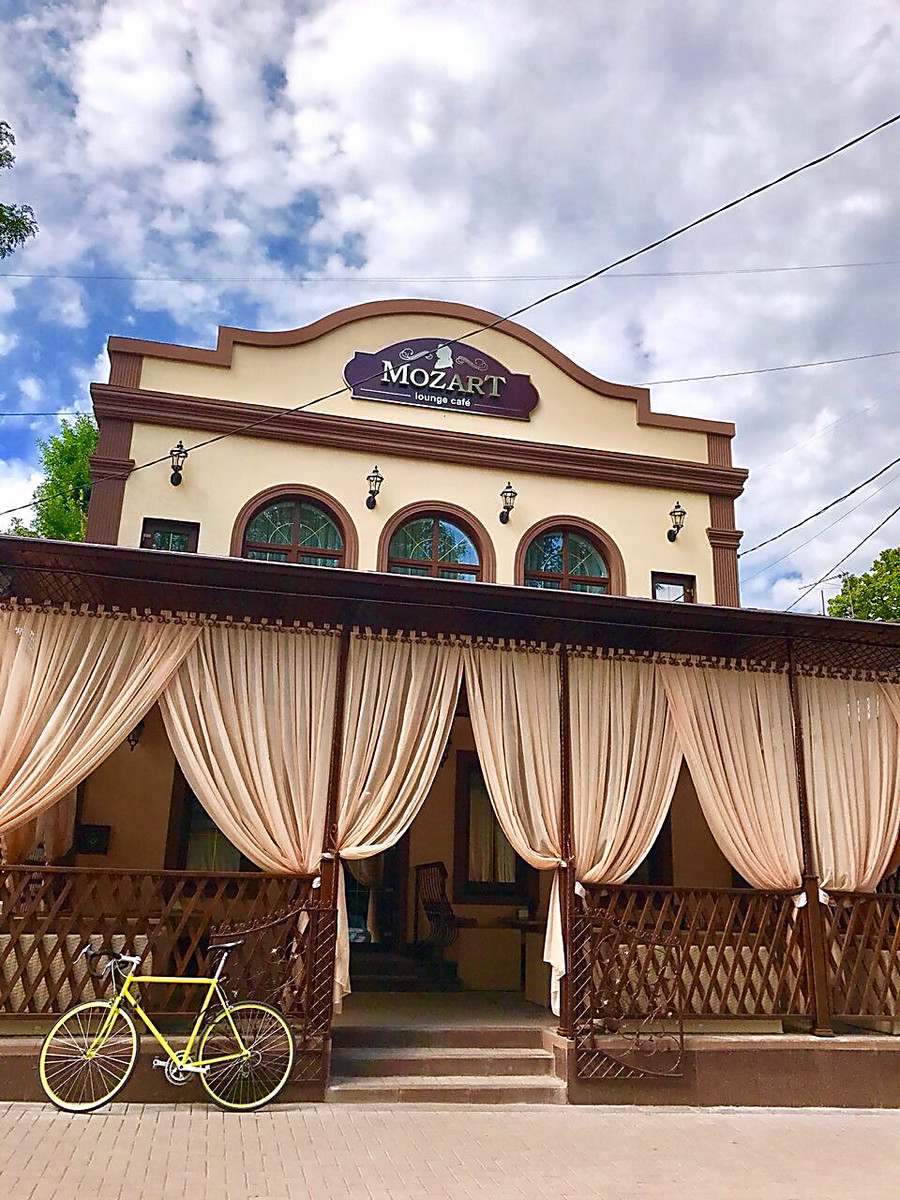 Lounge cafe логотип. Моцарт хаус кафе. Гостиница моцарт хабаровск. Винный бар моцарт хаус ростов. Ресторан моцарт.