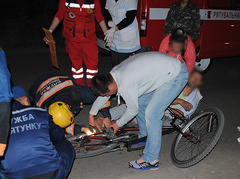 В Николаеве сотрудники ГСЧС помогли велосипедисту, который проткнул себе ногу рычагом тормозной системы.