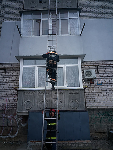 Рамка с фотографией разбита дверь в квартиру настежь открыта