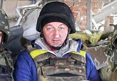 Известный украинский волонтер Алексей Мочанов предложил предводителю боевиков «Сомали» террористу Гиви сдаться в плен в обмен на украинских десантников, захваченных в Донецком аэропорту.