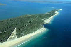 В австралийском штате Квинсленд морская пучина, неожиданно разверзнувшаяся на пляже Рэйнбоу-Бич, поглотила кемпинг вместе с палатками и несколькими автомобилями