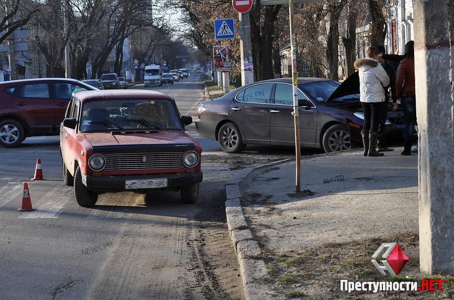 В центре Николаева «Lexus» влетел в бордюр, уходя от столкновения с ...